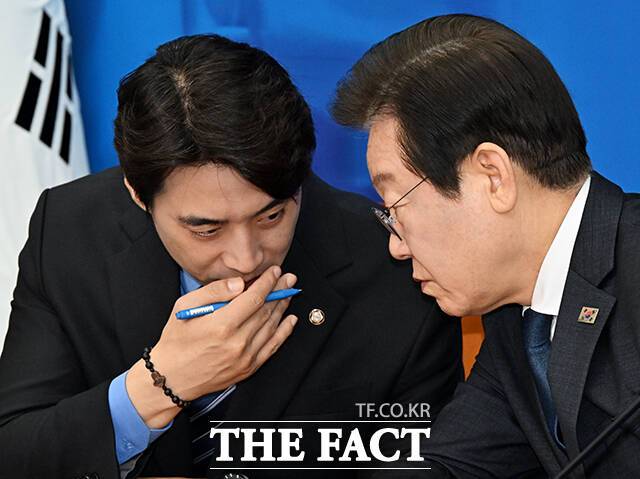 6·3 지방선거를 60여 일 앞두고 '명픽(이재명 대통령 픽)'으로 불리던 정원오 전 성동구청장과 한준호 더불어민주당 의원의 희비가 엇갈리고 있다. 사진은 2024년 9월 9일 국회에서 열린 최고위원회의에 참석한 한준호 의원과 이재명 당시 민주당 대표. /배정한 기자