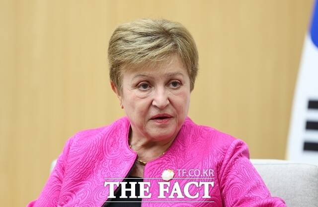 크리스탈리나 게오르기에바 국제통화기금(IMF) 총재가 지난해 10월 31일 APEC 정상회의 장소인 경북 경주화백컨벤션센터(HICO)에서 이재명 대통령과 면담을 하고 있다. /대통령실통신사진기자단·뉴시스