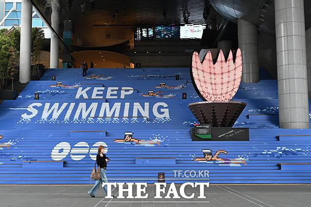 6일 오전 서울 용산구 용산역 광장 계단에 그룹 방탄소년단의 신곡 'SWIM' 홍보 구조물이 설치돼 있다. /김성렬 기자