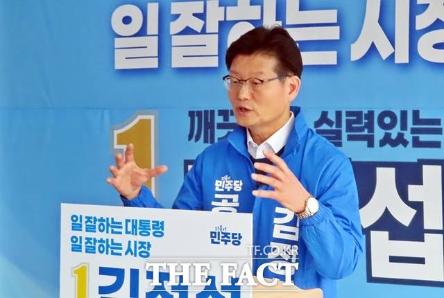 김정섭 공주시장 예비후보가 6일 공주시 신관동 선거사무소에서 복지 분야 정책공약을 발표하고 있다. /김형중 기자