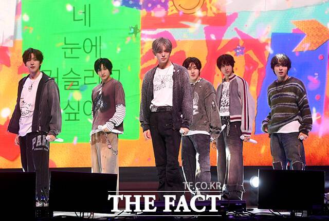 그룹 킥플립의 동현 동화 민제 계훈 주왕 케이주(왼쪽부터)가 6일 오후 서울 광진구 예스24라이브홀에서 열린 네 번째 미니앨범 'My First Kick'의 발매기념 쇼케이스에 참석해 타이틀곡 '눈에 거슬리고 싶어' 무대를 펼치고 있다./박상민 기자