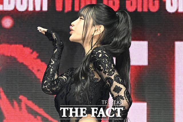 그룹 키스오브라이프(KISS OF LIFE)의 나띠가 6일 오후 서울 용산구 블루스퀘어 우리WON뱅킹홀에서 열린 싱글 'Who is she' 쇼케이스에서 포토타임을 갖고 있다. /송호영 기자