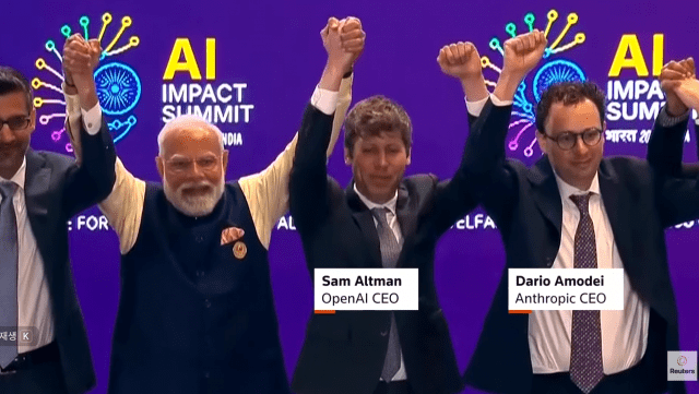 샘 알트먼 오픈AI 최고경영자(CEO)와 다리오 아모데이 앤트로픽 CEO는 단체 사진 촬영 중 유일하게 서로 손을 맞잡지 않았다. (사진=로이터 유튜브 채널)