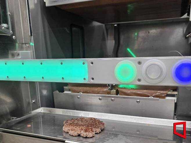 서울 성동구 에니아이 연구실에서 '알파그릴'이 쇠고기 패티를 구워내 스스로 쟁반에 올려놓고 있다. 김대현 기자