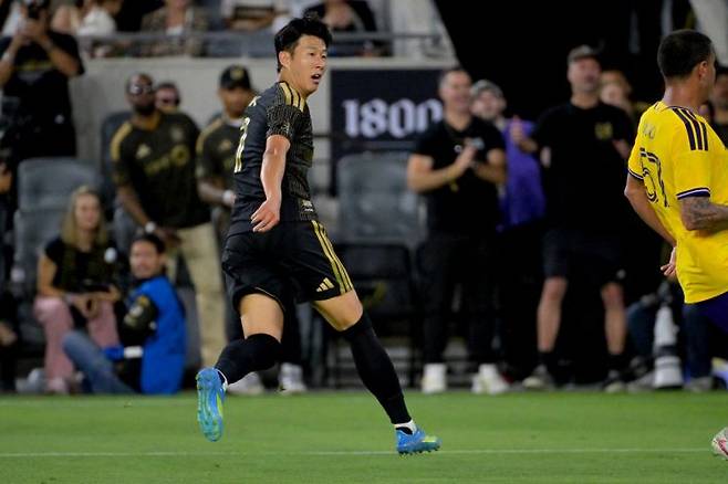 손흥민이 5일(한국시간) 미국 캘리포니아주 로스앤젤레스(LA)의 BMO 스타디움에서 열린 올랜도 시티와의 2026 MLS 6라운드 홈 경기에서 슈팅을 시도한 뒤 공의 궤적을 바라보고 있다. 로디터연합뉴스