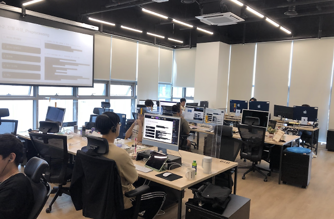 이어드림스쿨에서 AI 실무 교육을 받는 모습. 이어드림스쿨 홈페이지 캡처