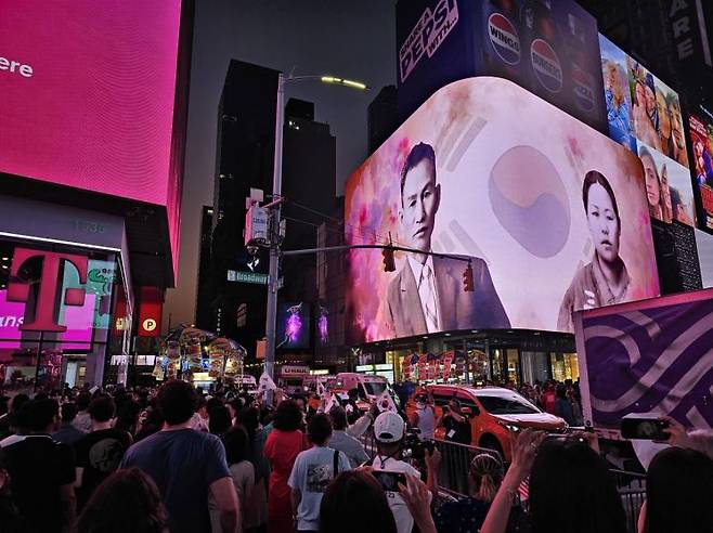 미국 뉴욕 타임스 스퀘어 전광판에 광복 80주년을 맞아 충남콘텐츠진흥원이 제작한 인공지능(AI) 기반 독립운동가 추모 영상이 상영되고 있다. 이 영상은 ‘순국선열의 기억을 만나다’를 주제로, 유관순 열사의 미공개 가족사진 등을 활용해 독립운동의 정신을 재조명한 콘텐츠로, 충청남도의 역사적 가치를 세계에 알리기 위해 기획됐다.