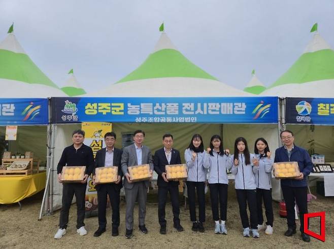 경북도민체전 기간에 맞춰 경북도청을 방문한 선수단과 관람객들에게 성주군의 대표 특산물인 '성주참외'의 우수성을 알리고 있다./김이환 기자