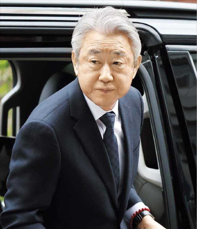 강호동 농협중앙회장이 지난 4일 서울 마포구 서울경찰청 반부패수사대에 출석하고 있다. /연합뉴스