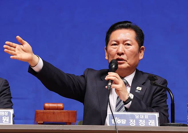 정청래 더불어민주당 대표가 6일 경기도 수원시 경기아트센터에서 열린 현장 최고위원회의에서 발언하고 있다. /뉴스1