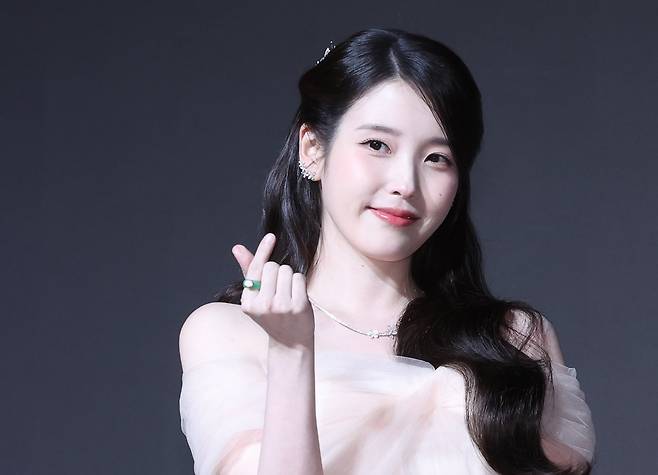 배우 아이유(이지은)가 6일 오후 서울 강남구 조선팰리스 서울강남에서 열린 MBC 금토드라마 '21세기 대군부인' 제작발표회에서 포토타임 때 포즈를 취하고 있다. /뉴시스