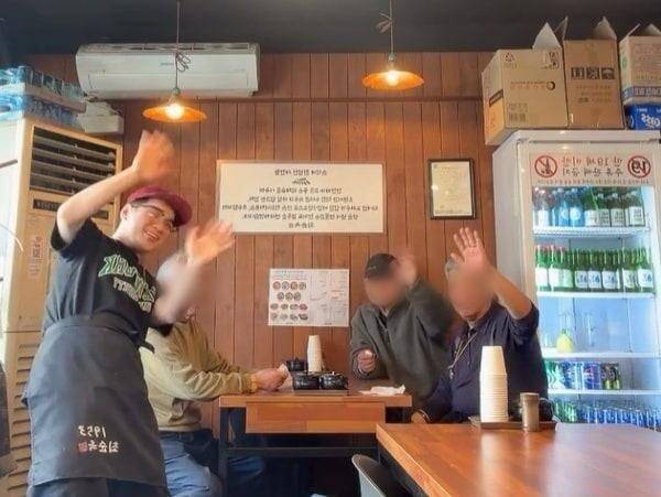 서울 노원구에서 국가유공자를 대상으로 무료 국밥을 제공하는 박민규씨(왼쪽)./스레드 캡처