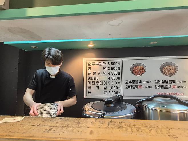 지난 2일 서울 종로구에 위치한 식당 사장이 설거지가 끝난 그릇들을 정리하고 있다./임희재 기자