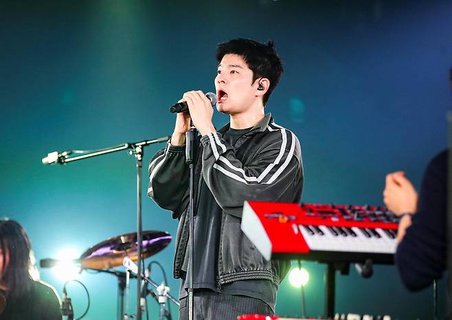 3일 서울 강서구 LG아트센터 U+스테이지에서 열린 재개 기념 ‘홈커밍데이’에 장기하가 무대에 올랐다. EBS 제공