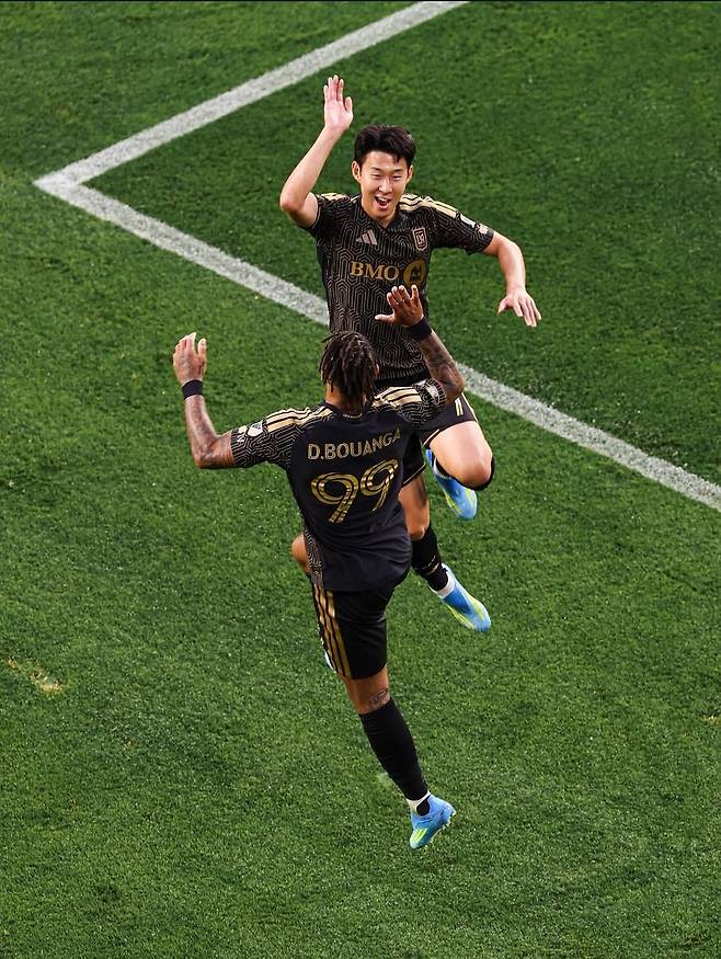 손흥민(LA FC·위)이 5일 올랜도 시티와의 미국 메이저리그사커(MLS) 안방경기에서 팀 동료 드니 부앙가의 골을 도운 뒤 하이파이브를 하고 있다. 손흥민은 이날 프로 데뷔 이후 한 경기 최다인 도움 4개를 기록하며 팀의 6-0 완승을 도왔다. 사진 출처 LA FC 소셜미디어
