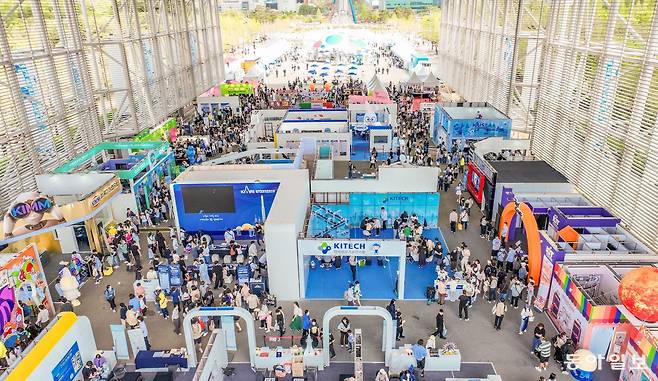 대전시는 17일부터 19일까지 유성구 엑스포과학공원 일대에서 ‘인공지능과 인간의 공존’을 주제로 2026 대전 사이언스페스티벌을 연다고 6일 밝혔다. 사진은 2025년 축제 당시 엑스포시민공원 전경. 대전시 제공