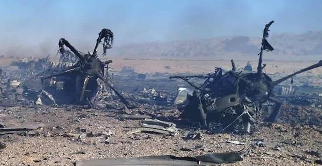 이란 혁명수비대 공식 매체인 세파뉴스가 미군 F-15E 전투기 실종자 구조에 투입된 미군 수송기와 헬기 2대를 격추한 잔해라고 주장하며 5일 공개한 사진. 그러나 미군은 기동이 어려워진 수송기 2대를 자폭시킨 뒤, 다른 수송기를 통해 실종자와 구조대 전원을 무사히 이송했다고 반박했다. 이스파한=AP 뉴시스