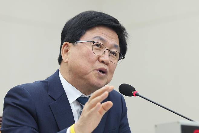 최교진 교육부 장관이 1일 서울 여의도 국회에서 열린 교육위원회 전체회의에서 의원 질의에 답변하고 있다. 2026.4.1 ⓒ 뉴스1