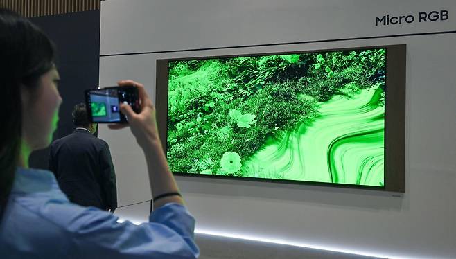 18일 경기 수원시 영통구 수원컨벤션센터에서 열린 ‘제57기 삼성전자 정기주주총회’에서 주주들이 130인치 마이크로 RGB TV를 보고 있다. (공동취재) 2026.03.18 [수원=뉴시스]