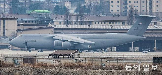 주한미군의 사드(THAAD·고고도미사일방어체계) 전력 일부가 중동으로 차출되는 정황이 포착된 지난달 11일 경기 평택시 오산공군기지에 미 공군의 C-5 갤럭시 수송기가 이륙 준비를 하고 있다.
평택=박형기 기자 oneshot@donga.com