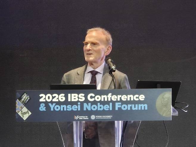 랜디 셰크먼 미국 UC버클리 교수가 6일 연세대학교에서 열린 '2026 IBS 콘퍼런스'에서 기조강연을 하고 있다. 임정우 기자 jjwl@donga.com