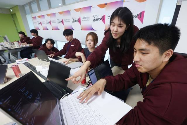 경기 이천 LG인화원에서 지난 4일 열린 LG 에이머스(Aimers) 해커톤에서 참가자들이 '엑사원 경량화 모델 개발'을 주제로 도전 과제를 수행하고 있다. LG 제공