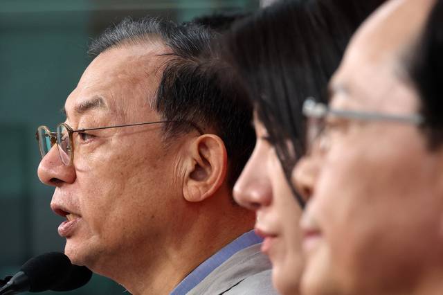 이정현 국민의힘 공천관리위원장이 지난달 31일 서울 영등포구 여의도 중앙당사에서 사퇴 의사를 밝히고 있다. [연합뉴스]