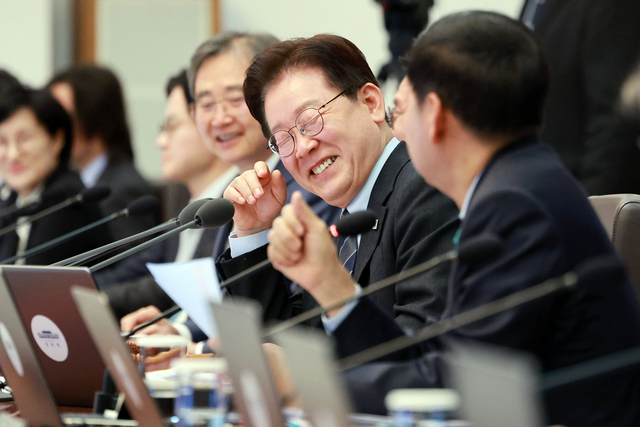 이재명 대통령이 6일 청와대에서 열린 국무회의 겸 비상경제점검회의에서 구윤철 부총리 겸 재정경제부 장관과 대화하고 있다.  [청와대통신사진기자단]