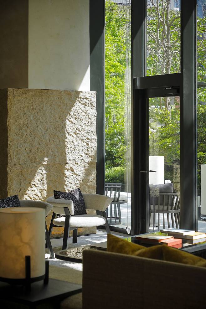 디자인 스튜디오 큐리오시티가 큐레이션한 로비 공간.