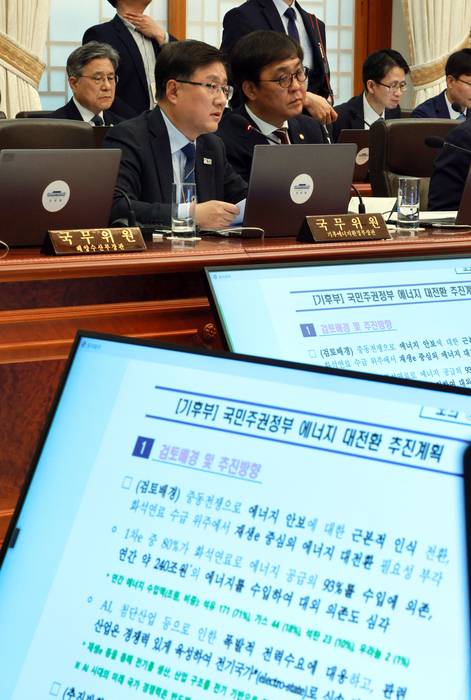 김성환 기후에너지환경부 장관이 6일 청와대에서 열린 국무회의 겸 비상경제점검회의에서 이재명 대통령에게 국민주권정부 에너지 대전환 추진계획 관련 보고를 하고 있다. 연합뉴스. [청와대통신사진기자단]