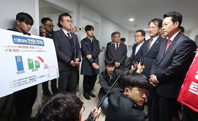 장동혁 국민의힘 대표(오른쪽 첫번째)가 6일 인천 계양구 계산동 '천원주택' 현장을 찾아 현황 보고를 받고 있다. 천원주택은 인천 지역 신혼부부와 신생아 가구 등을 대상으로 한 주거지원 정책이다. 연합뉴스