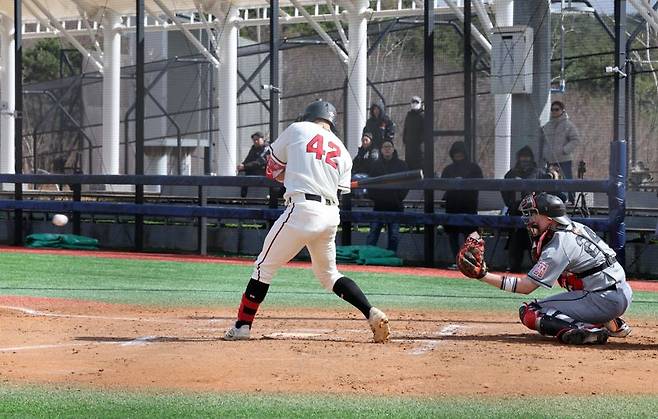덕수고등학교 설재원이 타격을 하고 있다. 사진=박범준 기자