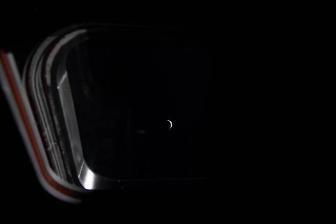 아르테미스 2호 비행 5일째에 우주선 창문을 통해 본 지구. 달에 가까워지면서 지구가 아주 작아졌다. 미국항공우주국 제공