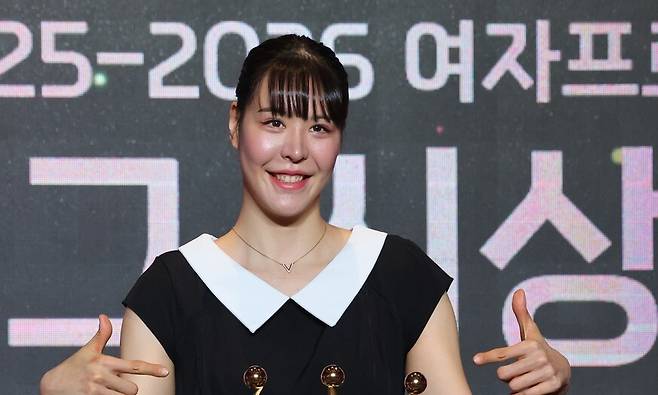 3관왕 달성한 KB스타즈 박지수 (서울=연합뉴스) 서대연 기자 = 6일 서울 용산구 드래곤시티호텔에서 열린 BNK금융 2025-2026 여자프로농구 정규리그 시상식에서 MVP 등 3관왕을 달성한 KB스타즈 박지수가 트로피들과 함께 기념사진을 찍고 있다. 2026.4.6 dwise@yna.co.kr/2026-04-06 15:59:55/ <저작권자 ⓒ 1980-2026 ㈜연합뉴스. 무단 전재 재배포 금지, AI 학습 및 활용 금지>