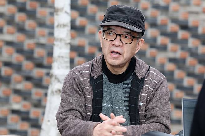 애니메이션 감독 전승일 씨가 37년 만에 국가보안법 위반에 대한 재심 공판을 시작했다. 그는 1980년대 ‘민족해방운동사’ 걸개그림 제작 참여로 기소돼 징역형의 집행유예를 선고받았으며, 이후 강제 연행과 구금 후유증으로 PTSD와 공황장애를 겪어왔다. 전 씨는 1일 경기 파주의 한 카페에서 한겨레와 만나 “늦었지만 진실을 바로잡을 기회”라고 말했다. 류우종 선임기자 wjryu@hani.co.kr