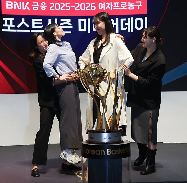 오는 8일 2025~2026 여자프로농구 플레이오프를 앞두고 6일 미디어데이에 참석한 각 팀 선수들이 장난스러운 포즈로 각오를 다지고 있다. 한국여자농구연맹 제공