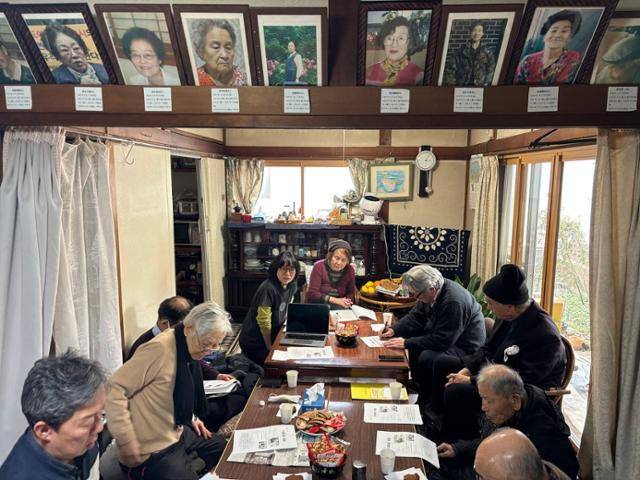 한일 시민단체들이 일본 기계·부품 제조업체 후지코시 주주총회를 하루 앞둔 2월 24일 일본 도야마현 도야마시 호쿠리쿠연락회 사무실에 모여 일제강점기 근로정신대 희생자에 대한 사죄 및 배상 촉구 방안을 논의하고 있다. 한 기부자의 기부로 마련한 사무실로, 위에는 근로정신대 희생자들의 사진이 걸려 있다. 도야마=류호 특파원