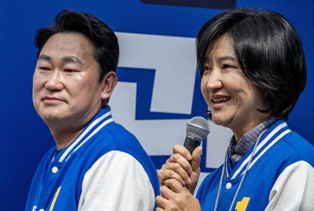 2024년 4월 곽상언 당시 더불어민주당 서울 종로구 후보와 부인 노정연씨가 서울 종로구 동묘역 앞에서 곽 후보의 지지를 호소하던 중 고 노무현 대통령을 회고하며 눈시울을 붉히고 있다. 한국일보 자료사진