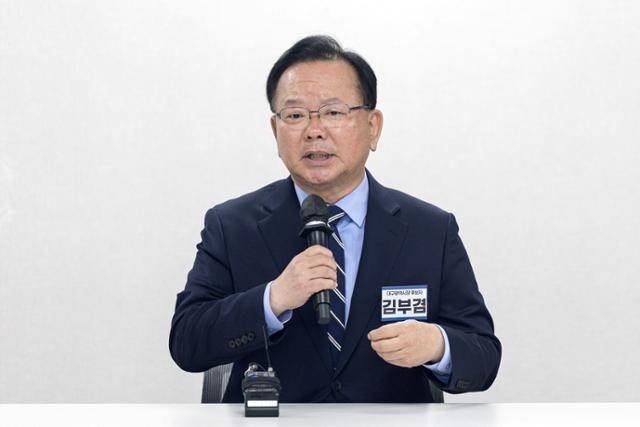 대구시장 선거 출마를 선언한 김부겸 전 국무총리가 3일 서울 여의도 더불어민주당 중앙당사에서 후보자 면접을 보고 있다. 박시몬 기자