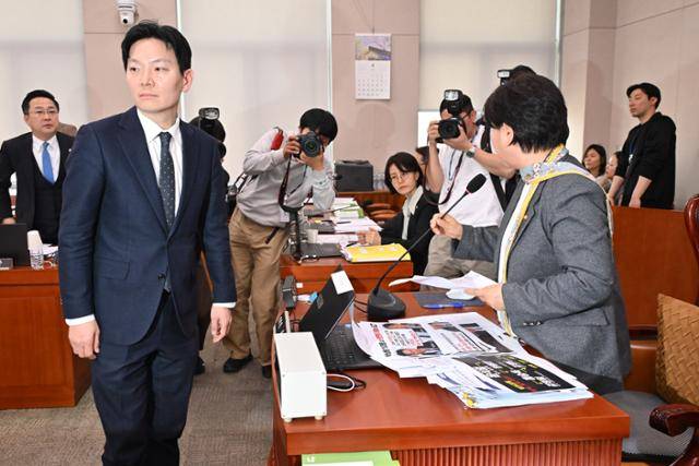 박상용 검사가 3일 국회에서 열린 '윤석열 정권 정치검찰 조작기소 의혹 사건 진상규명 국정조사 특별위원회'에서 증인선서를 거부하고 서영교 위원장에게 소명서를 제출한 뒤 재차 선서하지 않을 것을 밝히고 있다. 민경석 기자