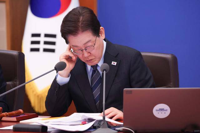 이재명 대통령이 6일 청와대에서 열린 제14회 국무회의 겸 제4차 비상경제점검회의에서 자료를 보고 있다. 왕태석 선임기자