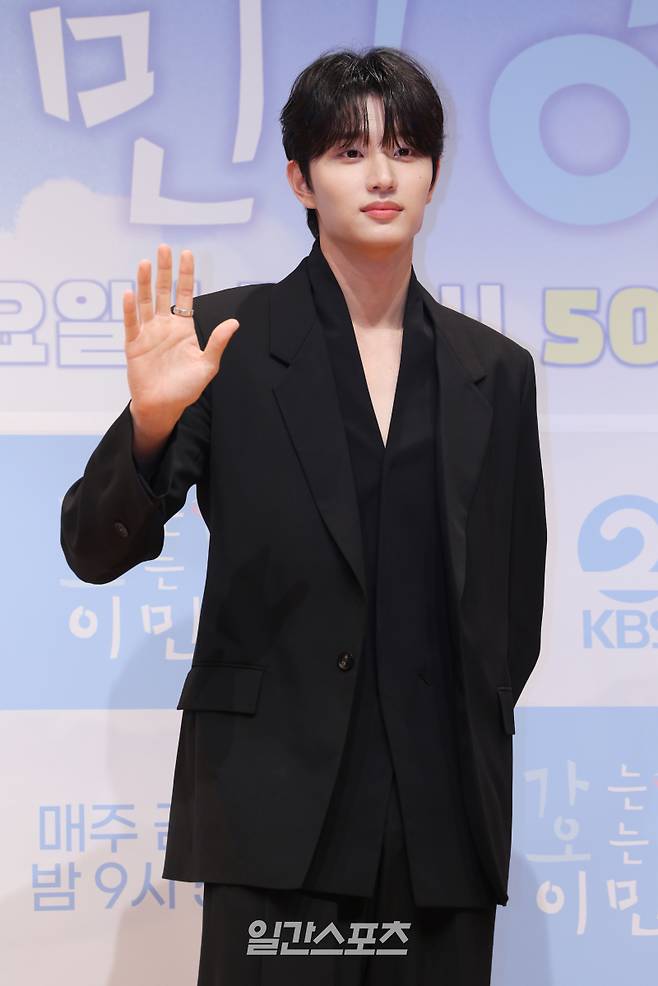 배우 김재원이 16일 오전 서울 영등포구 KBS아트홀에서 열린 KBS 2TV 예능 '가는정 오는정 이민정' 제작발표회에 참석해 포즈를 취하고 있다. 서병수 기자 qudtn@edaily.co.kr /2025.05.16/