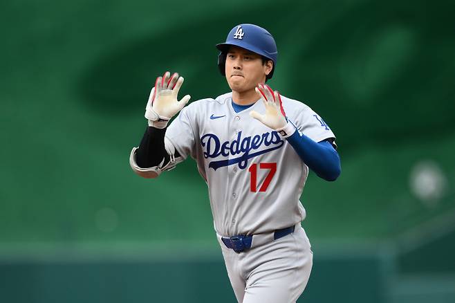 <yonhap photo-1312="">오타니가 6일(한국시간) 워싱턴전 3회 초 선제 솔로 홈런을 날린 뒤 세리머니를 하며 베이스를 돌고 있다. AP=연합뉴스 </yonhap>