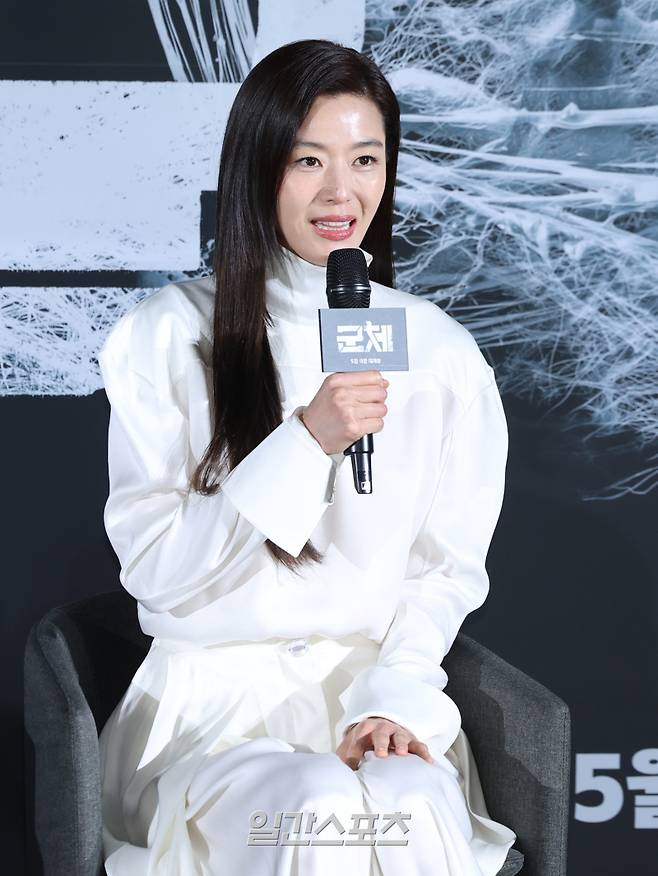 [포토] 인사말 하는 전지현