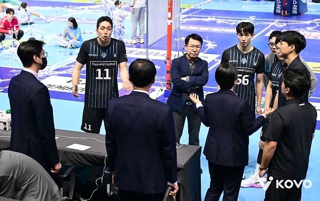 4일 챔피언 결정전 종료 후 항의하는 현대캐피탈 선수단.