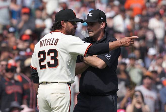 <yonhap photo-2055=""> SAN FRANCISCO, CALIFORNIA - APRIL 05: Manager Tony Vitello #23 of the San Francisco Giants argues with third base umpire Dave Rackley #86 after he threw Vitello out of the game against the New York Mets in the bottom of the seventh inning at Oracle Park on April 05, 2026 in San Francisco, California. Thearon W. Henderson/Getty Images/AFP (Photo by Thearon W. Henderson / GETTY IMAGES NORTH AMERICA / Getty Images via AFP)/2026-04-06 07:33:16/ <저작권자 ⓒ 1980~2026 ㈜연합뉴스. 무단 전재 재배포 금지, AI 학습 및 활용 금지></yonhap>