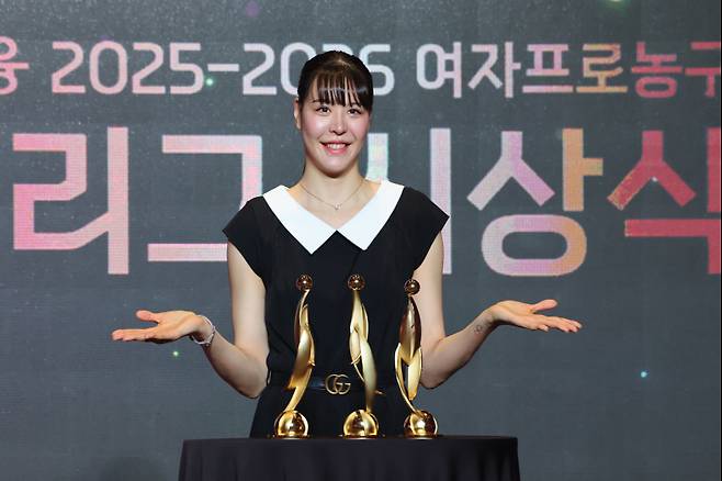 <yonhap photo-4454="">6일 서울 용산구 드래곤시티호텔에서 열린 BNK금융 2025~26 여자프로농구 정규리그 시상식에서 MVP 등 3관왕을 달성한 KB스타즈 박지수가 트로피들과 함께 기념사진을 찍고 있다. 사진=연합뉴스</yonhap>