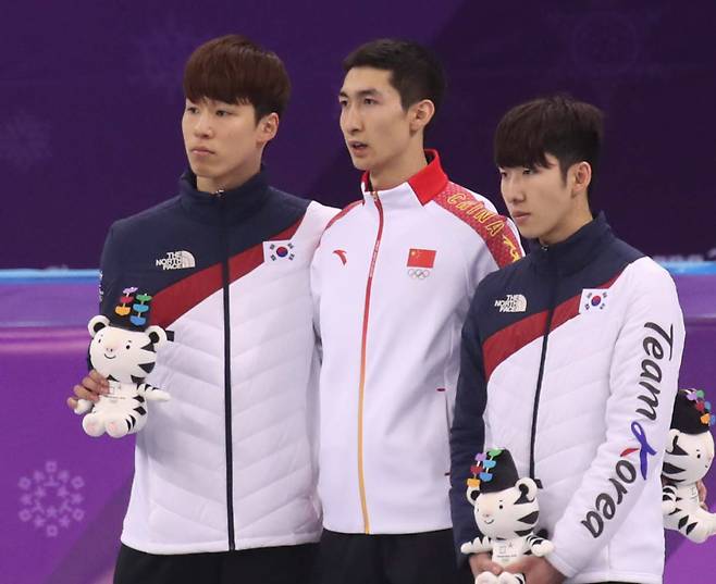 22일 강릉 아이스아레나에서 열린 2018 평창동계올림픽 쇼트트랙 남자 500ｍ에서 은메달을 따낸 대한민국 황대헌과 임효준이 세리머니에서 관중에게 인사하고 있다. IS 포토