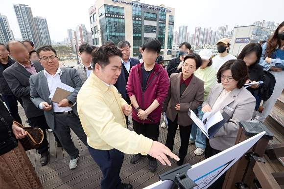 오세현 아산시장이 영어도서관 예정지 현장 방문을 하고 있다 [사진=아산시]