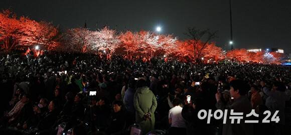 ‘2026 오산천 벚꽃 축제’를 찾은 시민들. [사진=오산시]